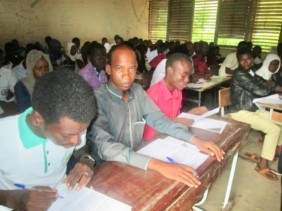 Des élèves s'apprêtent à composer le baccalauréat 2018 dans un centre d'examen de N'Djamena. Crédits : Alwihda Info