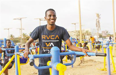 A Senegalese man is doing exercise in the China-aided fitness park in Dakar. (Photo by Li Zhiwei from People’s Daily)