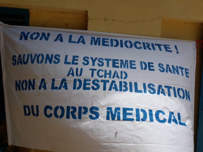 Une banderole du syndicat des médecins du Tchad. Alwihda Info Une banderole du syndicat des médecins du Tchad. Alwihda Info