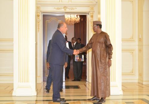 Poignée de main ce jeudi 9 août entre le président tchadien et le vice-président de la société turque Summa. N'Djamena, Tchad.
