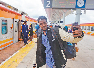 A passenger is taking a selfie at the Nairobi station of the Mombasa-Nairobi Standard Gauge Railway (SGR) in Kenya. (Photo by Wang Yunsong from People’s Daily)