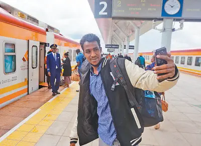 A passenger is taking a selfie at the Nairobi station of the Mombasa-Nairobi Standard Gauge Railway (SGR) in Kenya. (Photo by Wang Yunsong from People’s Daily)