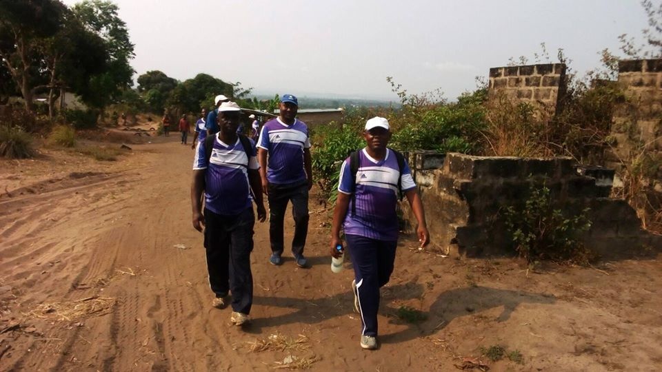 Le club "Aquarium", au cours de sa randonnée pédestre. Le club "Aquarium", au cours de sa randonnée pédestre.