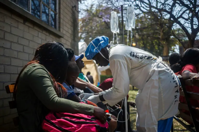 Une infirmière s'occupe de patients souffrant de choléra à Harare, le 11 septembre 2018 / © AFP / Jekesai NJIKIZANA