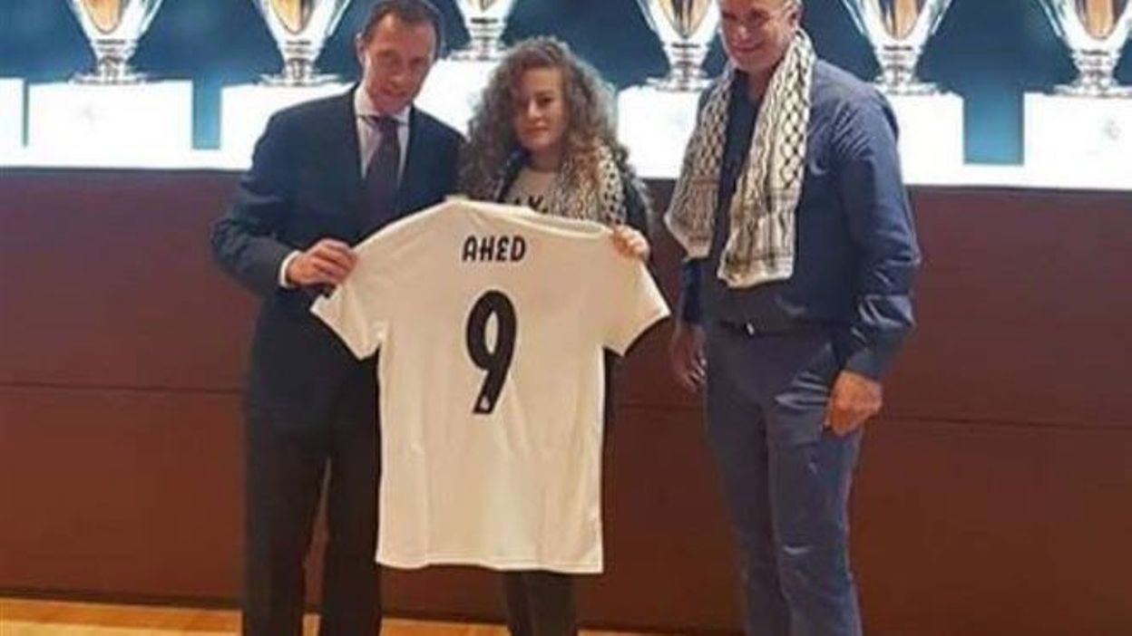 La jeune femme de 17 ans s'est vu offrir un maillot du Real. - © MARCA La jeune femme de 17 ans s'est vu offrir un maillot du Real. - © MARCA