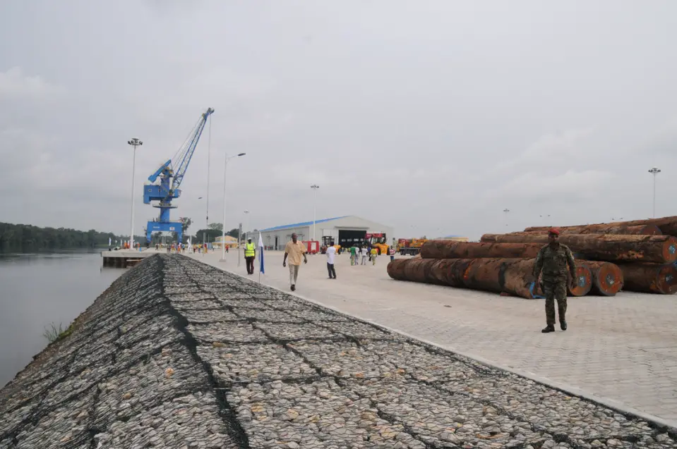 Le stockage du bois au port d'Oyo (photo d'archives).