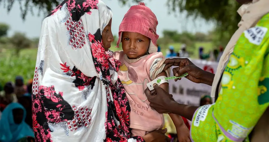 Un enfant dans les bras de sa mère au Tchad. Crédits photo : ONG Solidarités International