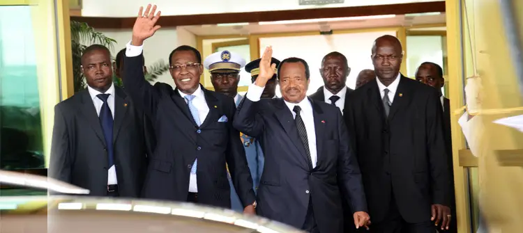 Idriss Déby accueilli par son homologue Paul Biya à l'aéroport du Cameroun le 22 mai 2014. Crédits photo : Présidence Cameroun.