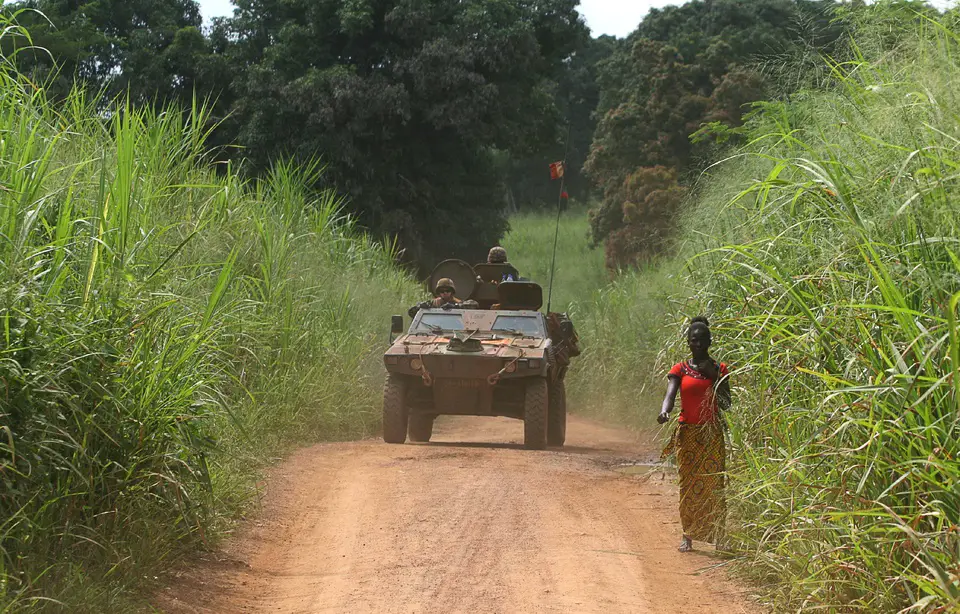 Des militaires français de la force Sangaris patrouillent dans le secteur de Sibut, au nord de Bangui (Centrafrique), le 25 septembre 2015. — EDOUARD DROPSY / AFP