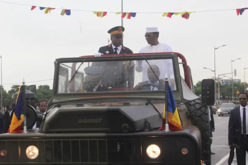 Le chef de l’Etat, Idriss Deby et le chef d’Etat-major général des armées lors d’une parade militaire à la Place de la nation. Alwihda Info/archives