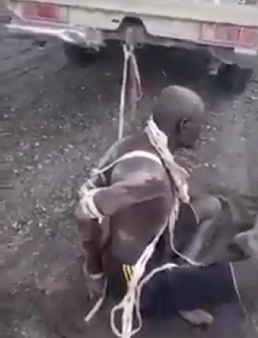 La victime ligoté et trainé derrière un véhicule au Tibesti. Capture d'écran vidéo.