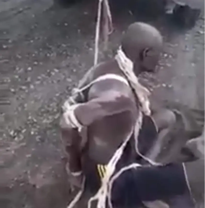 Un homme ligoté et trainé derrière un véhicule Toyota au Tibesti. Capture d'écran