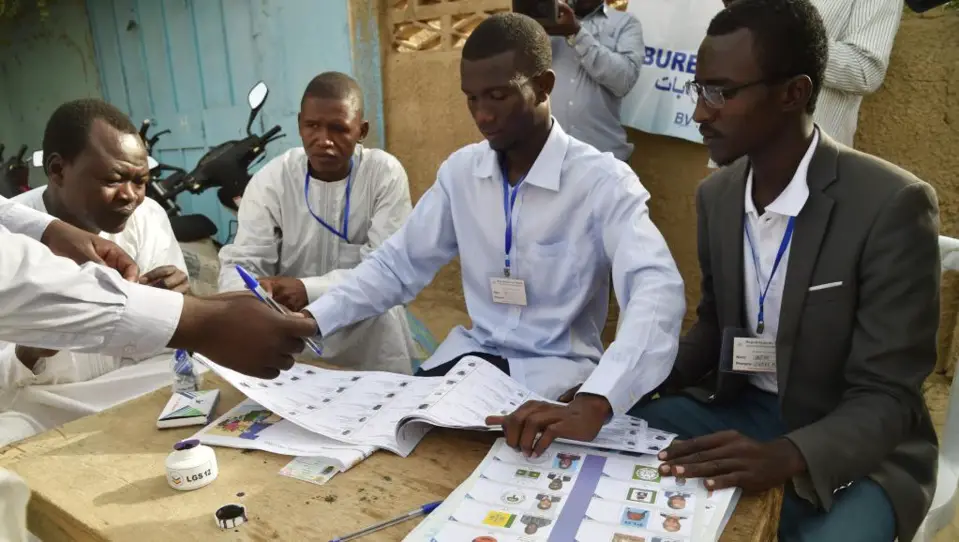 Un bureau de vote de Ndjamena, lors du premier tour de la présidentielle au Tchad, le 10 avril 2016.  © ISSOUF SANOGO / AFP