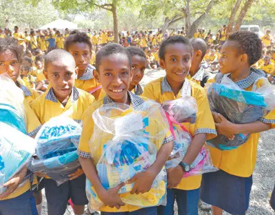 Students of the Waigani Primary School in Port Moresby, capital city of Papua New Guinea (PNG) are presented with gifts from China on November 12, 2018. (By Qu Xiangyu from People’s Daily)