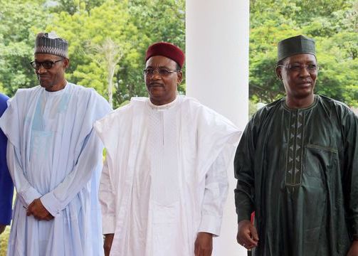 De g à d: les présidents du Nigeria Mohammadu Buhari, du Niger Mahamadou Issoufou et du Tchad Idriss Deby lors d'un sommet qui a décidé la formation d'une force régionale contre Boko Haram, le 11 juin 2015 Abuja, au Nigeria afp.com/PHILIP OJISUA