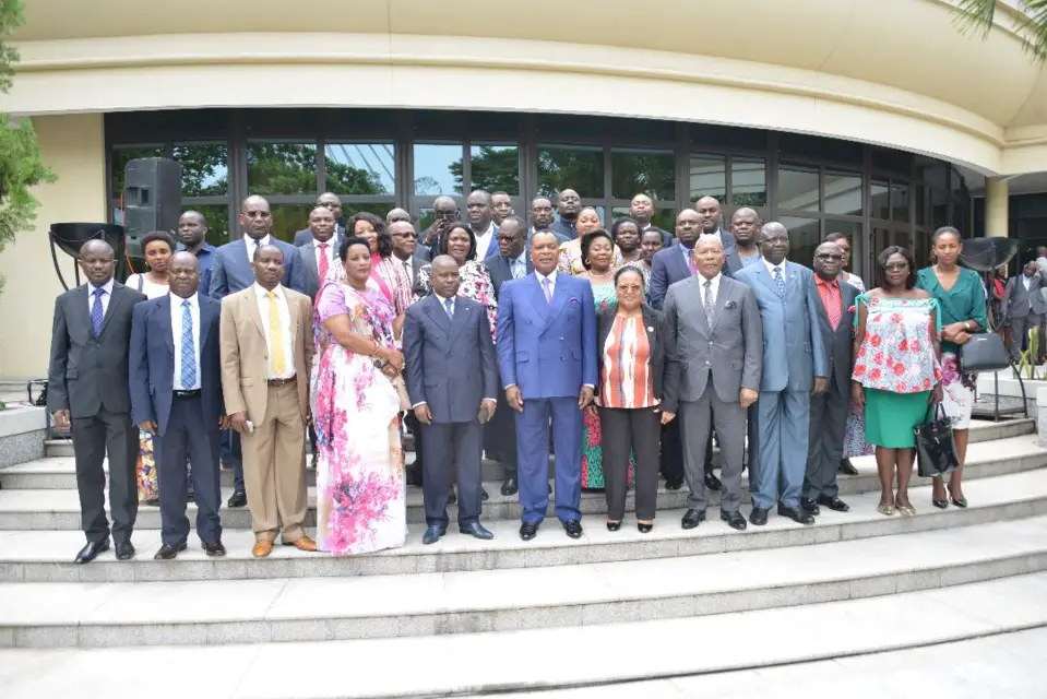 Denis Sassou NGuesso (au milieu) et les parlementaires de la CIRGL