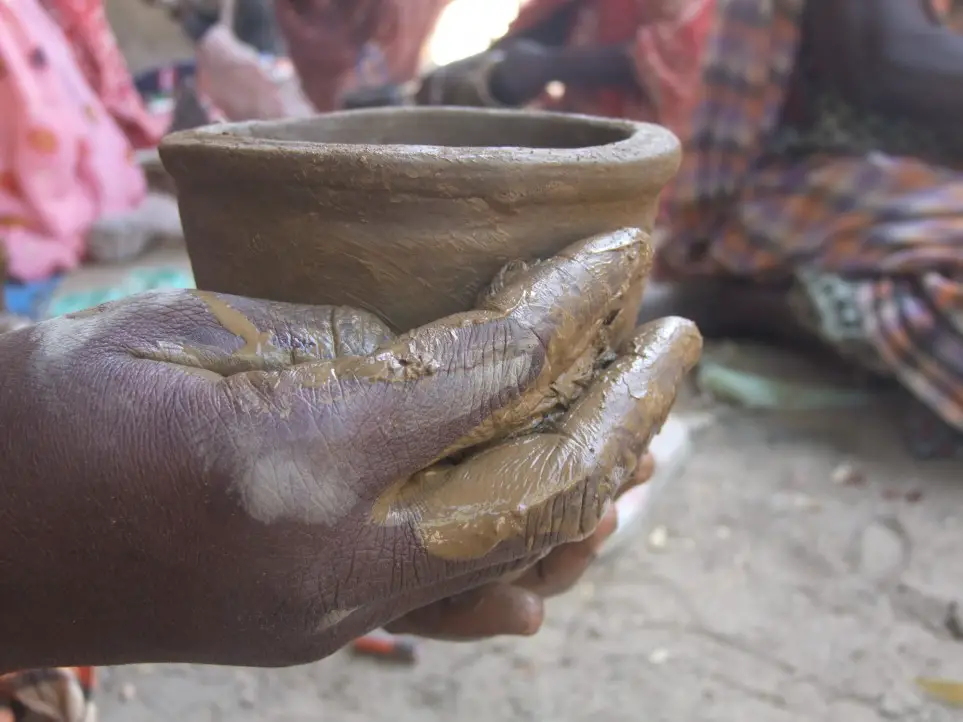 Une femme réalise une poterie à Gaouï. © DR/Salam Khalil
