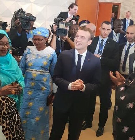 Le président français Emmanuel Macron, ce samedi 22 décembre à la Maison de la femme à N'Djamena. © DR