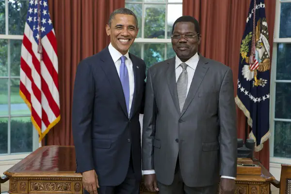 L'ex-Ambassadeur du Tchad aux USA, Maitiné Djoumbé (droite) et l'ex-Président des Etats-Unis, Barack Obama © DR