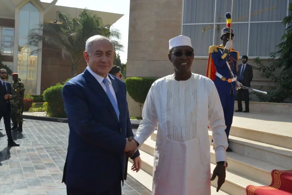 Poignée de main entre Idriss Déby et Benjamin Netanyahu. ©