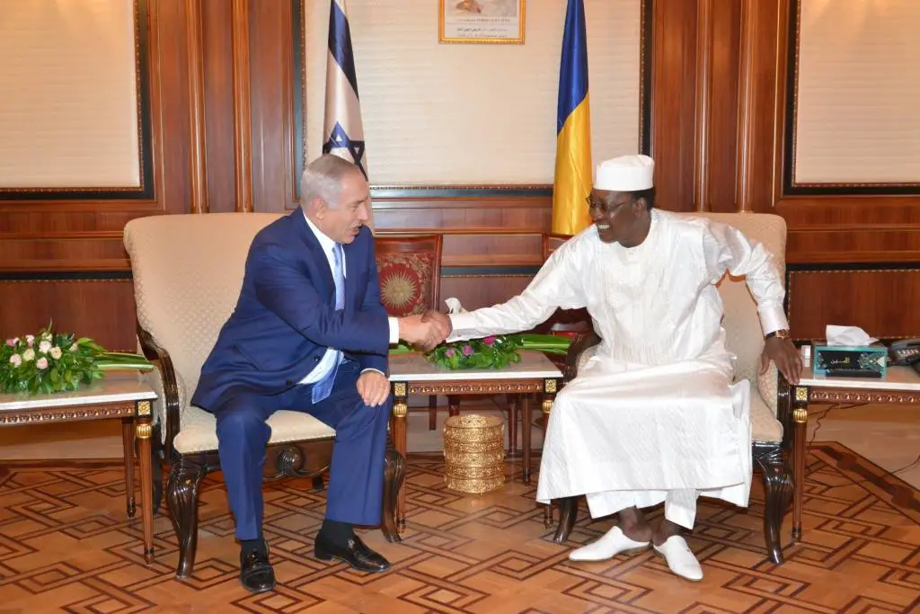 Poignée de main entre Idriss Déby (droite) et Netanyahu (gauche) à N'Djamena.