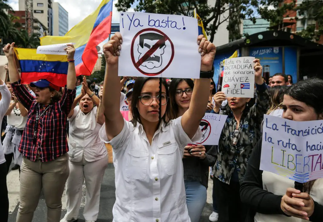 Une femme manifeste son ras-le-bol en signe de protestation contre le régime corrompu de Maduro (© Fernando Llano/AP Images)