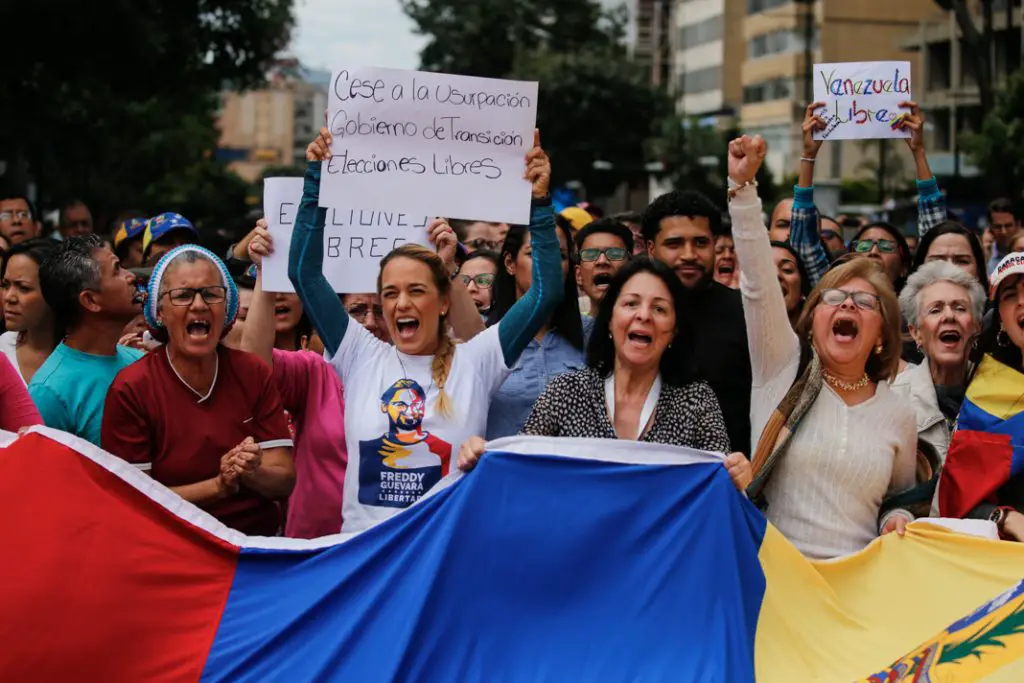 Lilian Tintori (au centre, à gauche), l’épouse du leader de l’opposition Leopoldo Lopez, en prison, réclame des élections libres. (© Fernando Llano/AP Images)