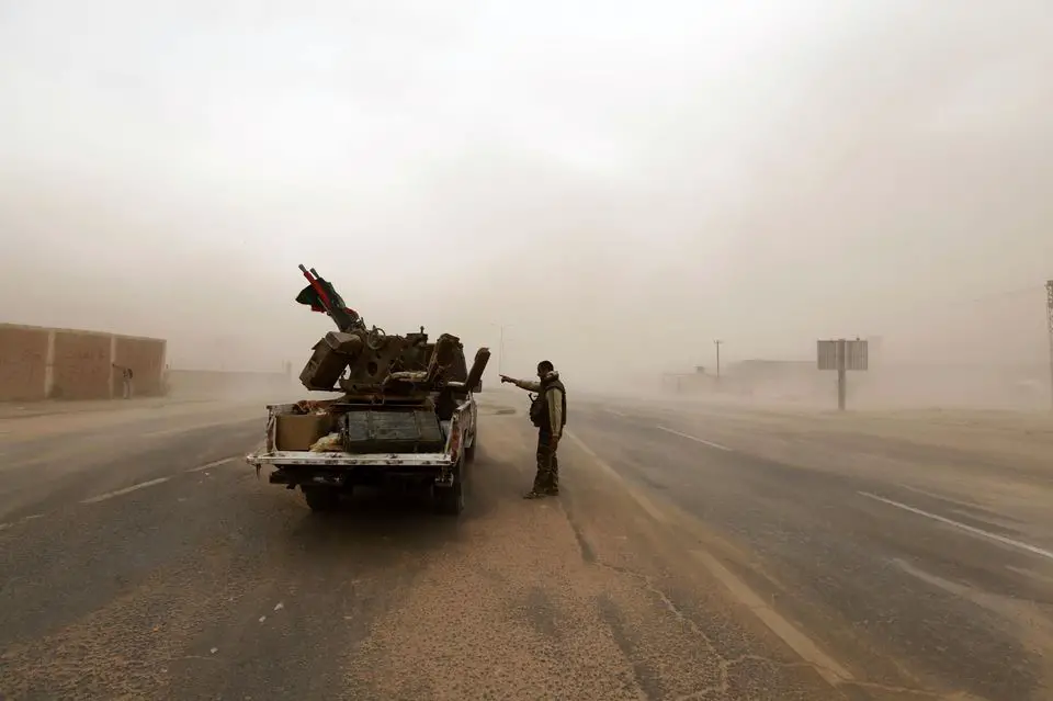 En 2012, près de Sebha, un soldat et un pick-up. Photo Anis Mili. Reuters.