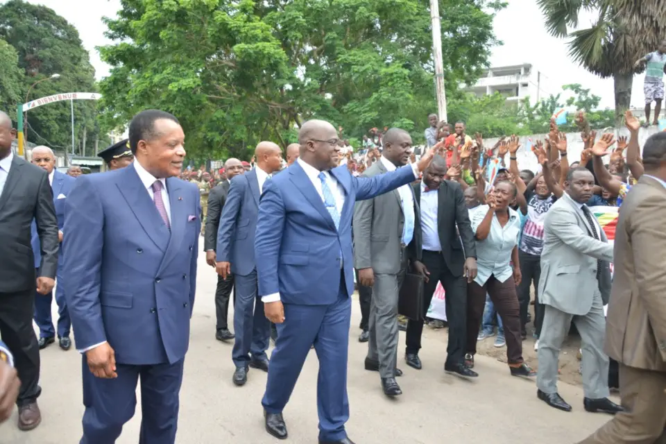 Denis Sassou N'Guesso et Felix Thisékédi saluant le foule.