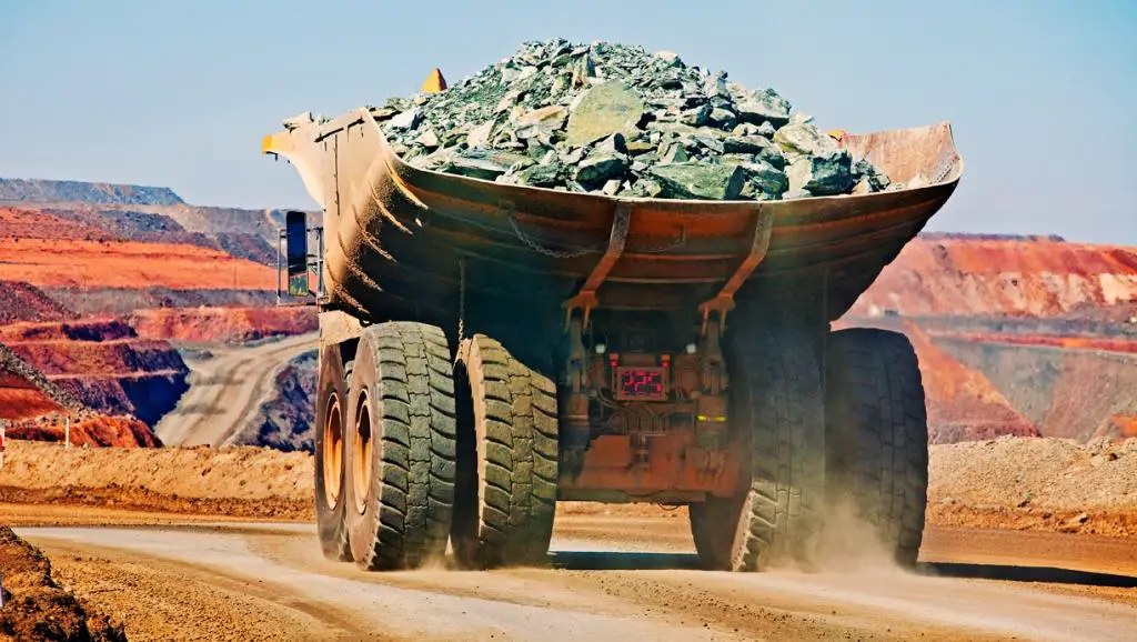 Un camion transportant du fer extrait d'une mine à ciel ouvert. Getty Images/John W Banagan