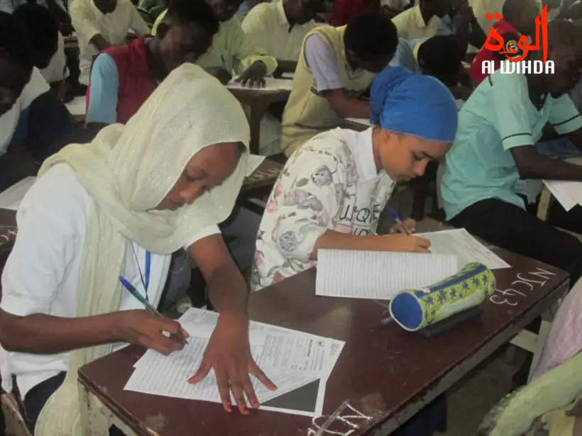 Des lycéens composent un examen dans une salle de classe au Tchad. © Alwihda Info