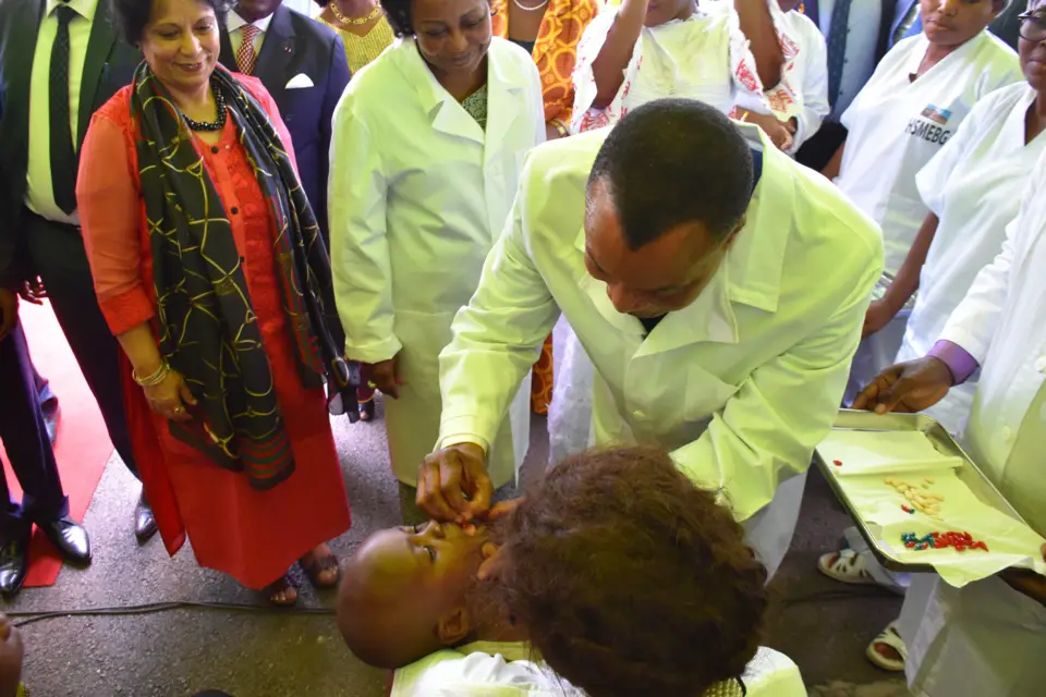 Denis Sassou N'Guesso administrant le vaccin à un enfant.