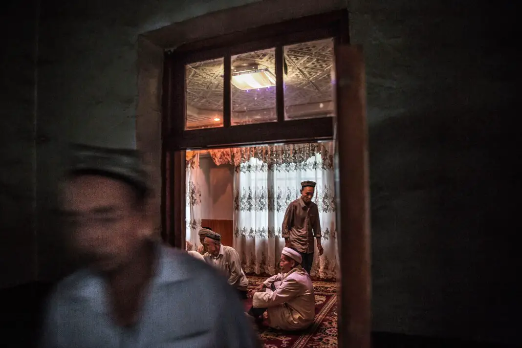 Le Parti communiste chinois impose des restrictions aux Ouïgours sur leurs pratiques religieuses et culturelles, comme la célébration de leurs fêtes et les restrictions alimentaires religieuses. (© Kevin Frayer/Getty Images)