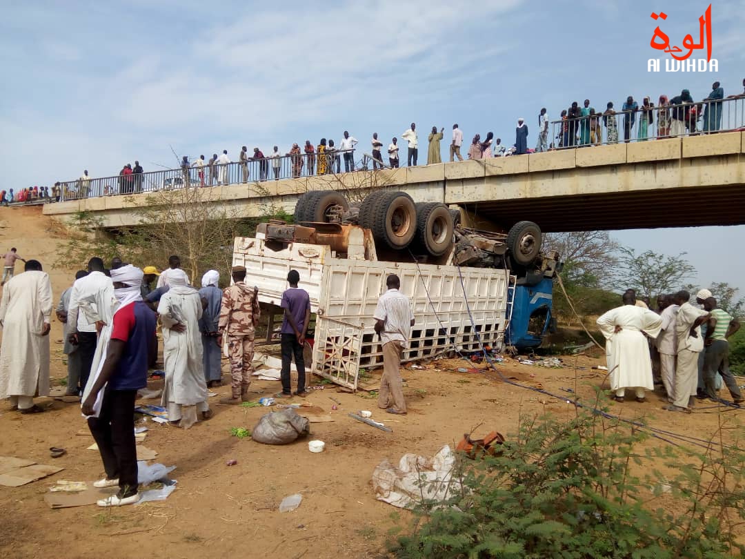 Accident de circulation sur le pont d'Hélibongo, à 17 km de Sarh, au Tchad. © Alwihda Info Accident de circulation sur le pont d'Hélibongo, à 17 km de Sarh, au Tchad. © Alwihda Info