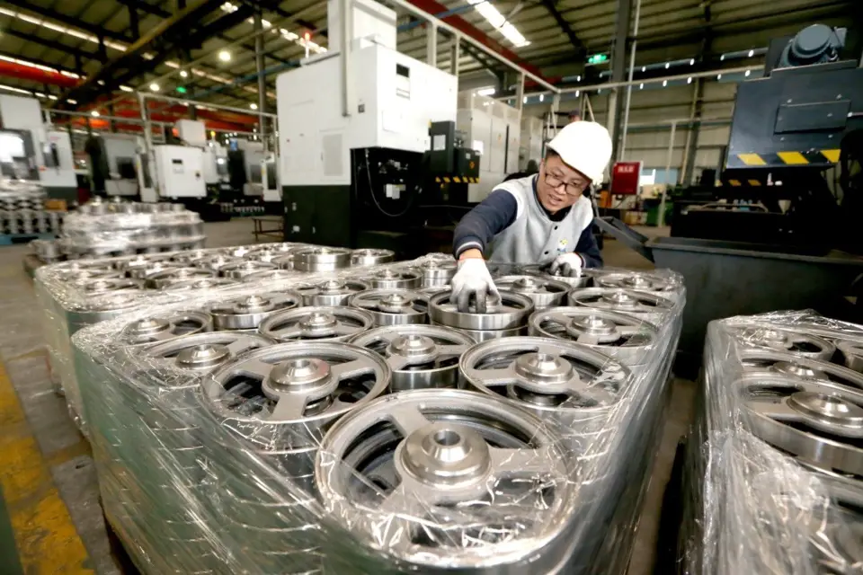 Workers from Sichuan De’en Precision Technology Co., Ltd. in southwest China’s Sichuan Province were processing parts for export to EU countries on December 4, 2018. Photo: Zhang Zhongping, People’s Daily Online