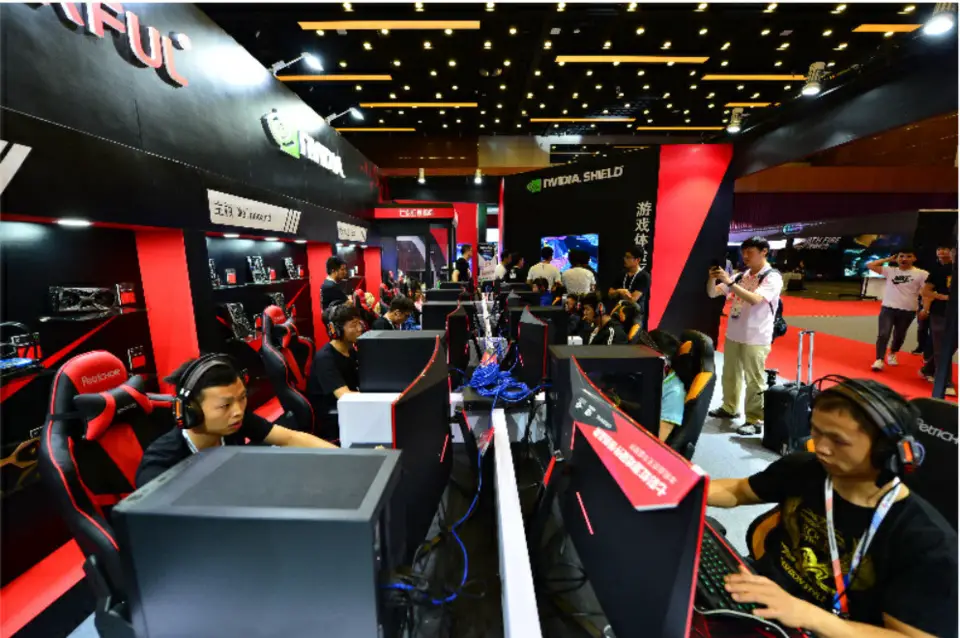 Visitors experience e-sports products at China Cyber Games Summit, May 31, 2018. (Photo by Fan Jiashan from People’s Daily Online)