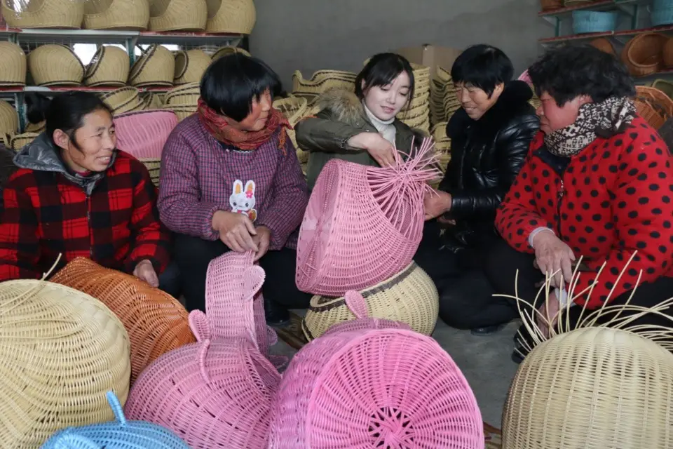 Left-behind females at Longju Town, Guanyun County, Lianyungang, eastern China’s Jiangsu province, learn to knit baskets. (Photo by CFP)