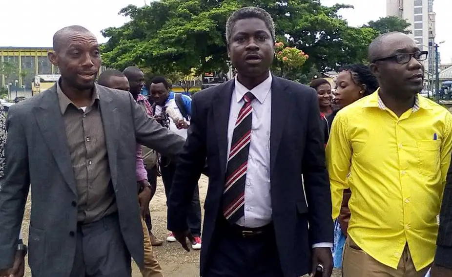 L’homme politique (au milieu) « veut mourir pour Douala II ».