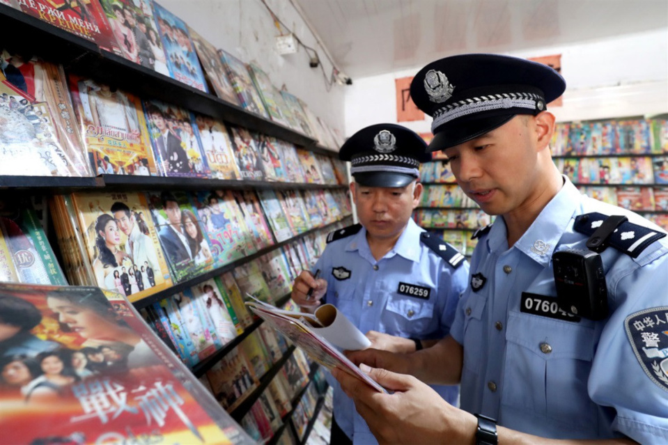 Lawenforcement officers in Xincai county, central China’s Henan province conduct an inspection at a video store on Aug.23, 2018. (Photo by Wang Yuxin from People’s Daily Online) Lawenforcement officers in Xincai county, central China’s Henan province conduct an inspection at a video store on Aug.23, 2018. (Photo by Wang Yuxin from People’s Daily Online)