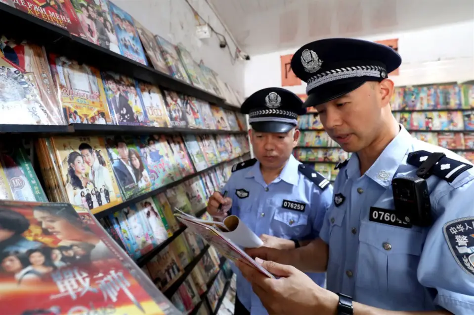 Lawenforcement officers in Xincai county, central China’s Henan province conduct an inspection at a video store on Aug.23, 2018. (Photo by Wang Yuxin from People’s Daily Online)