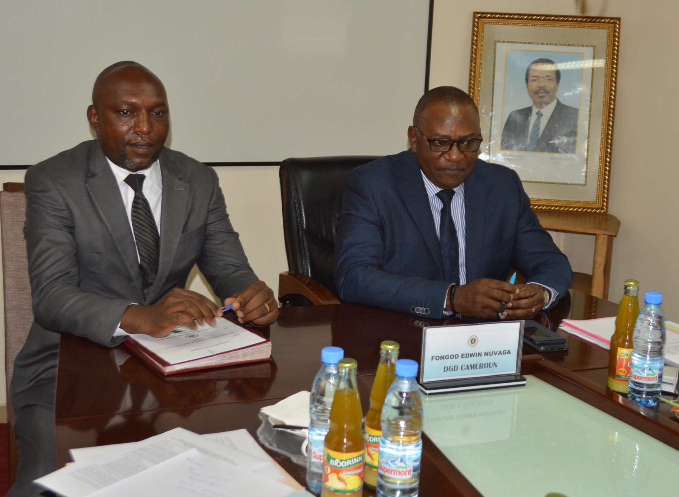 Fongod Edwin Navuga , Dg des Douanes (à droite) et  Eric Kaba Tah de LAGA (à gauche) :  s’attaquer au commerce d’espèces sauvages. Fongod Edwin Navuga , Dg des Douanes (à droite) et  Eric Kaba Tah de LAGA (à gauche) :  s’attaquer au commerce d’espèces sauvages.