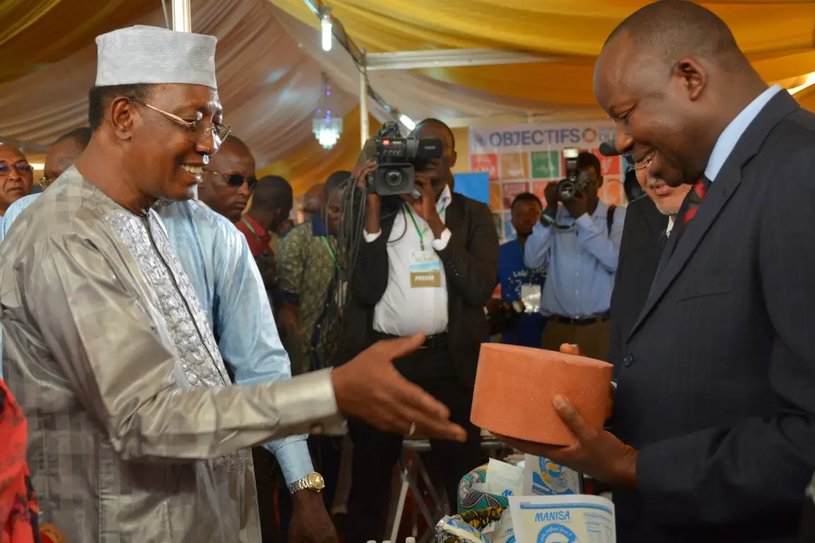 Le Président du Tchad, Idriss Déby, au stand des agences alimentaires de l’ONU (Crédit : WFP/Maria Gallar).