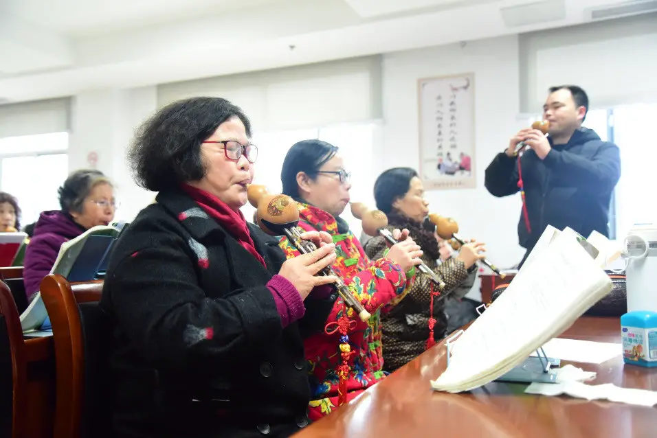 On March 5, 2019, students in the University for Elderly in Jiande, Zhejiang learnt musical instrument and had fun in their classes. © Photo Ning Wenwu/ People’s Daily Online