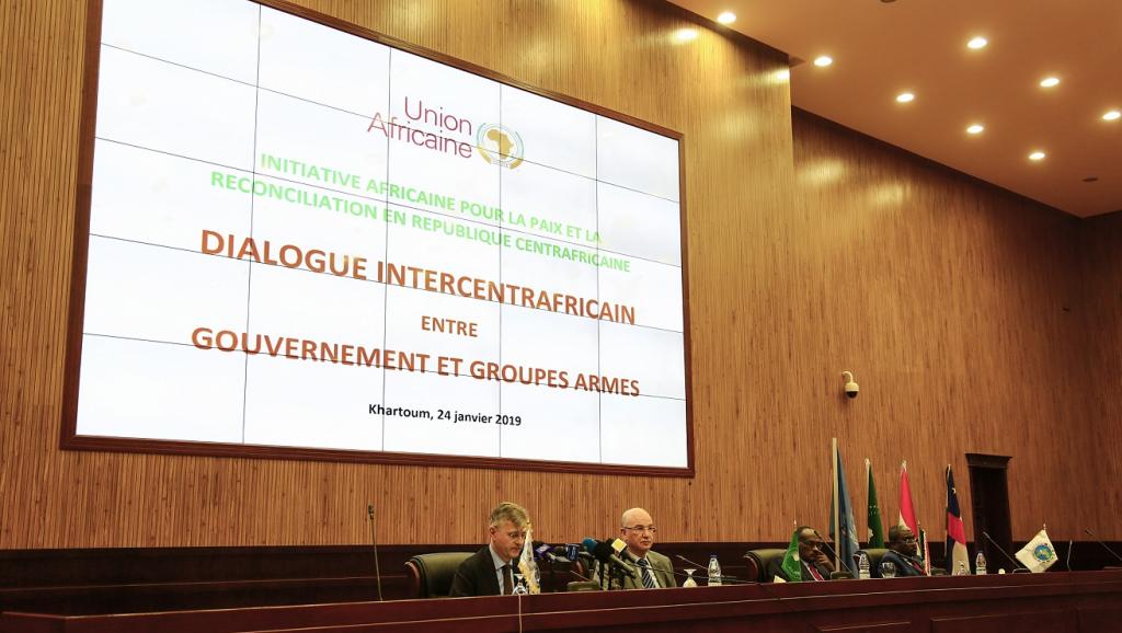 Le secrétaire général adjoint aux opérations de maintien de la paix, le commissaire de l'UA pour la paix et la sécurité et le chef de la diplomatie soudanaise lors de la session d'ouverture des négociations à Khartoum, le 24 janvier 2019. © ASHRAF SHAZLY / AFP