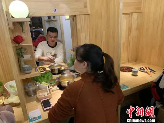 If both customers want to get to know each other better, they can eat together. (Photo/Chinanews.com)