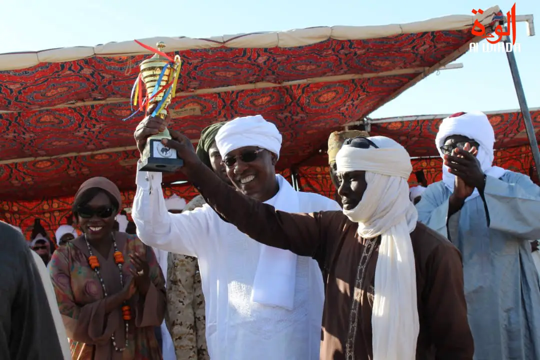 Le président de la République remet un prix à l'un des vainqueurs de la course dromadaire à Amdjarass, ce lundi 1er avril 2019. © Alwihda Info