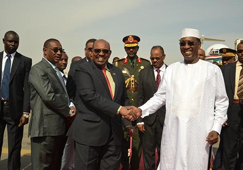 Poignée de main entre El Béchir (gauche) et Idriss Déby. © DR