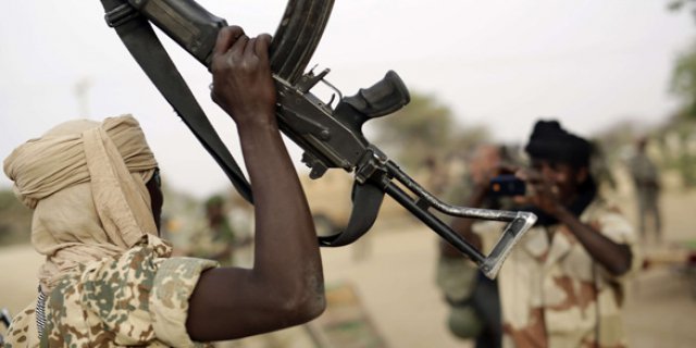Un militaire tchadien brandit une arme. © DR