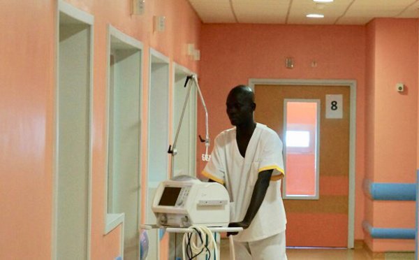 Un personnel soignant à l'hôpital de la Renaissance à N'Djamena. Illustration © DR