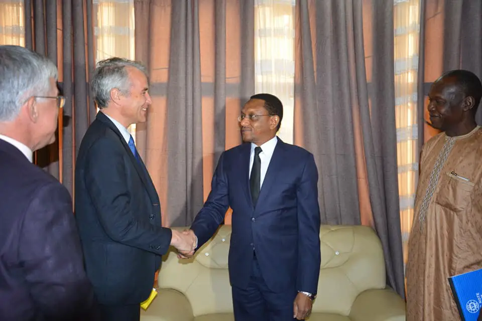 Le chef de la diplomatie tchadienne, Cherif Mahamat Zone reçoit ce mardi 16 avril, le diplomate français Alexis Lamek. © DR/TD